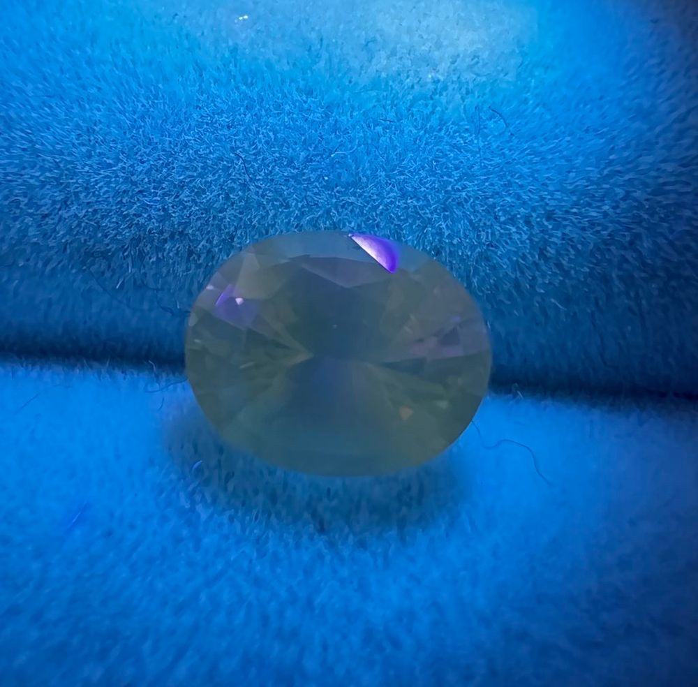 黄色蛍光。
モリブデン含有量が多いと黄色になるらしい。もともとは、青色蛍光なのかな？