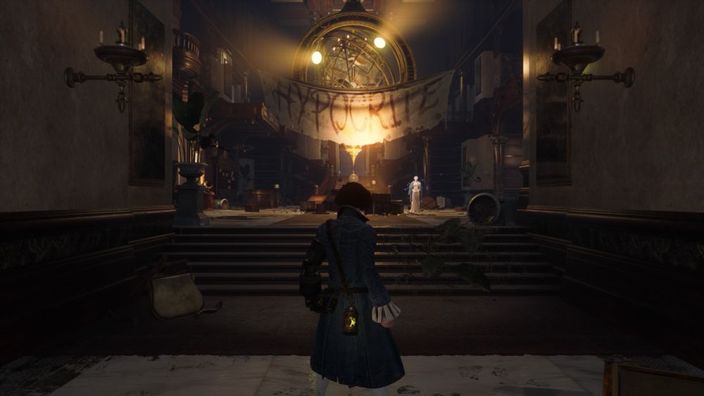 Une capture d’écran de Lies of P. P se tient dans le hall d’un hôtel et une immense banderole « Hypocrite » pend au milieu, comme si elle lui était adressée.