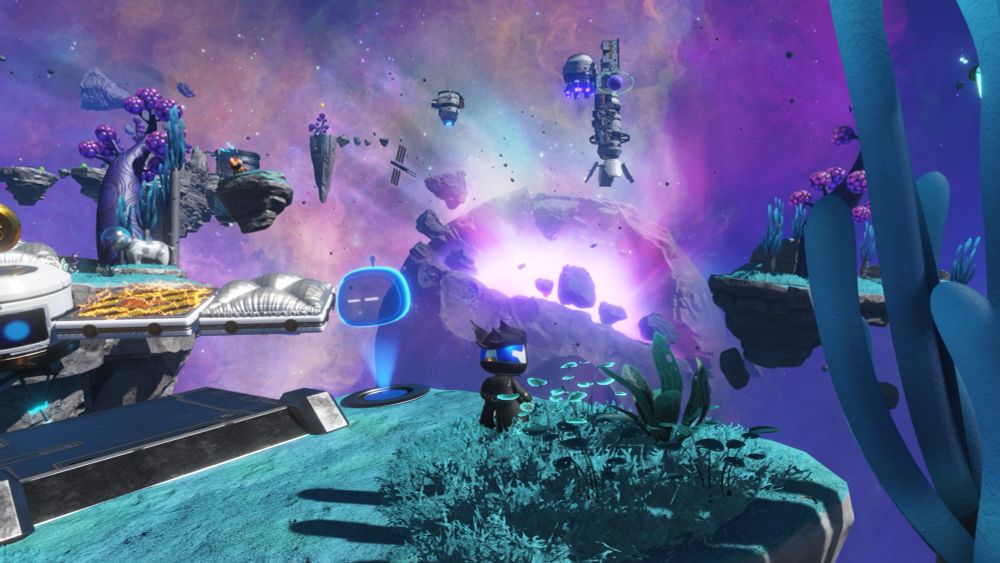 Astro Bot avec son skin Bloodborne est devant un genre d’astéroïde ouvert et dont une lumière violette se dégage.