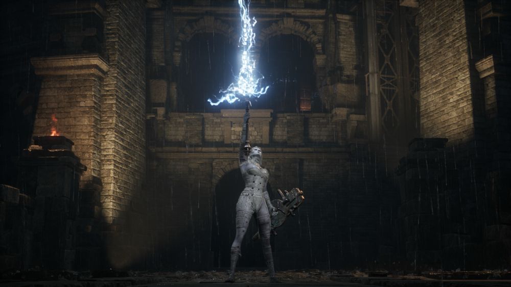 Une boss du jeu, elle est très pâle et lève son épée vers le ciel pour que la foudre frappe dessus.