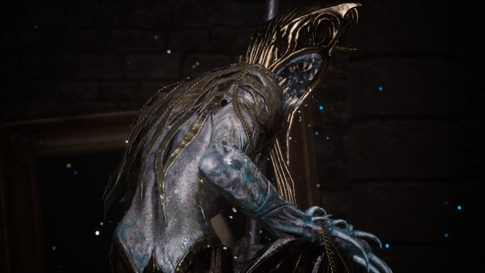 Un boss pas beau. Il a une grande mâchoire ouverte à la place du visage et des dorures un peu partout sur son corps bleuté.
