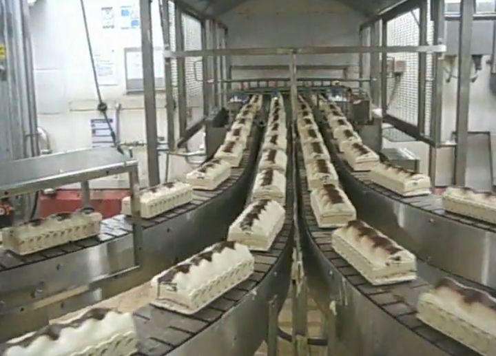 Maybe 40 Vienettas on 4 conveyor belts