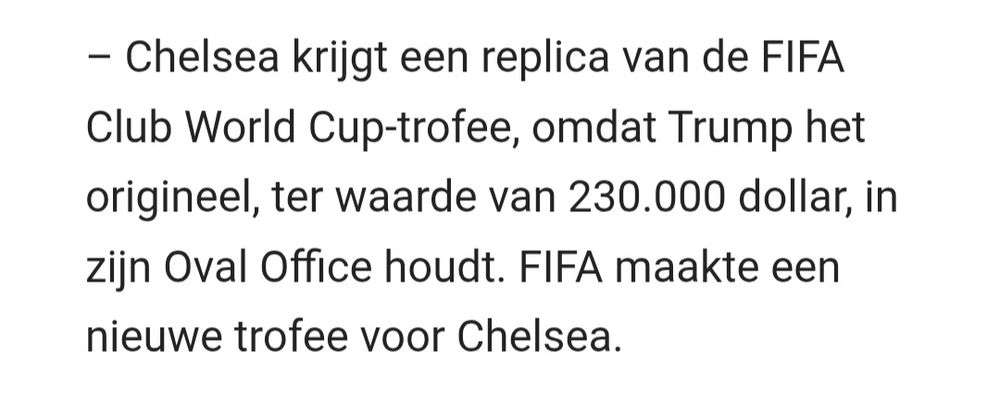 Tekst waarin staat dat Trump de voetbaltrofee die Chelsea won, zelf houdt.