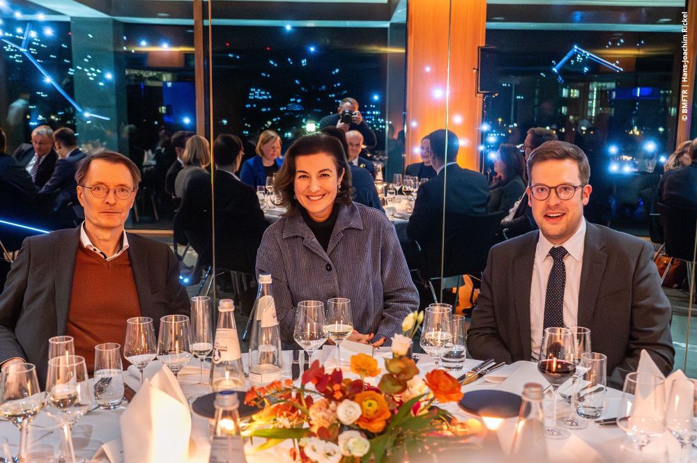 Lauterbach / Doro bär und irgendein Typ sitzen an einem Tisch in einem Restaurant und schauen in die Kamera 