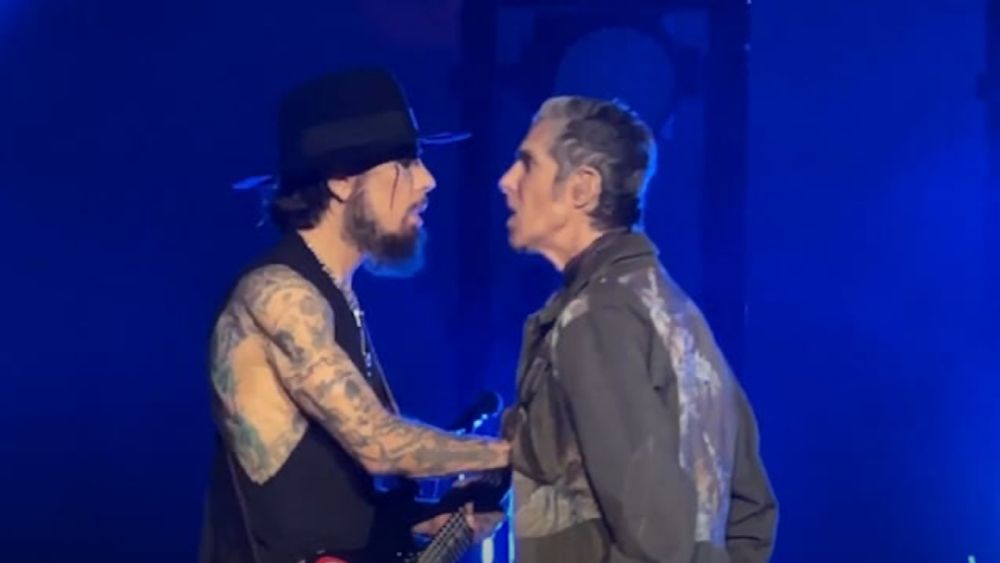 JANE'S ADDICTION Concert Ends Abruptly After PERRY FARRELL Assaults DAVE NAVARRO, Is Forced Offstage By Crew