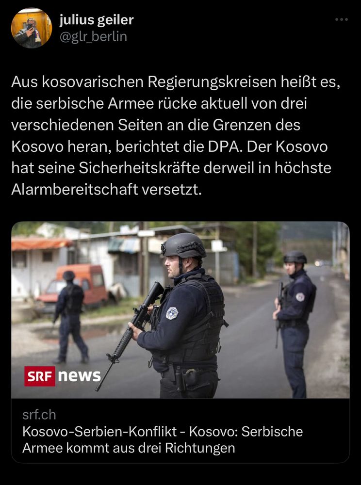 Aus kosovarischen Regierungskreisen heißt es, die serbische Armee rücke aktuell von drei verschiedenen Seiten an die Grenzen des Kosovo heran, berichtet die DPA. Der Kosovo hat seine Sicherheitskräfte derweil in höchste Alarmbereitschaft versetzt.