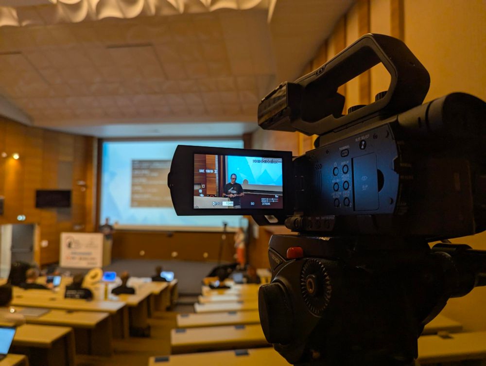 Nous avons participé à la vidéo team, voici une photo de notre talk vu de derrière l'une des caméras