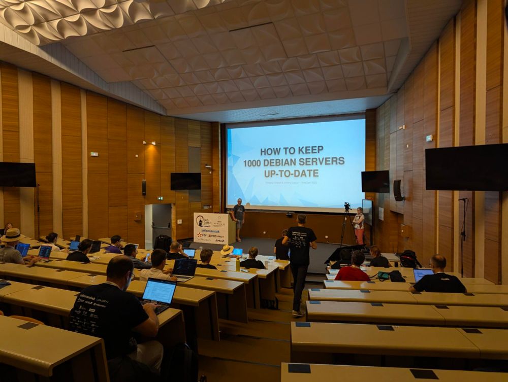 Photo du Grand Amphithéâtre juste avant notre talk « How to keep 1024 Debian server up-to-date »