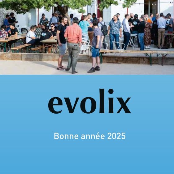 Bonne année 2025, avec le logo Evolix et une photo de notre soirée d'anniversaire