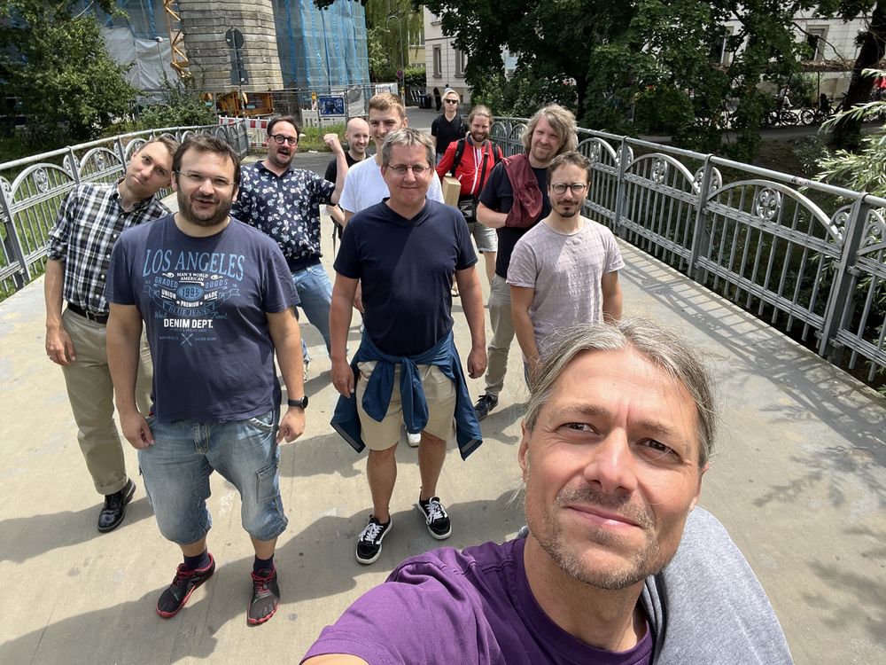 Foto von Mitarbeiter:innen der Active Group auf einer Brücke in Tübingen, unterwegs zum Notar.