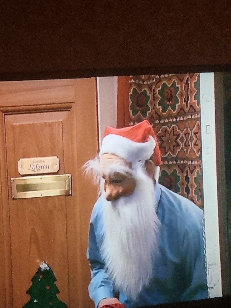 Pappa Sven, här iklädd SATANS PLASTIGA TOMTEMASK!!!!