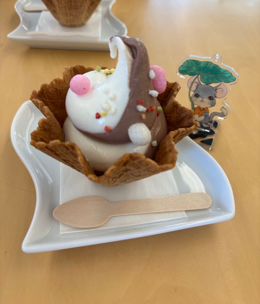 春日大社で食べたアイスクリームと楽俊のアクスタ。