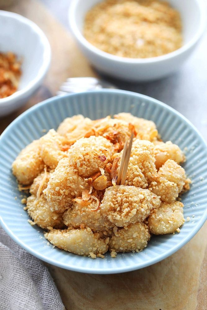A bowl of Muah Chee, glutinous rice balls coated in peanuts