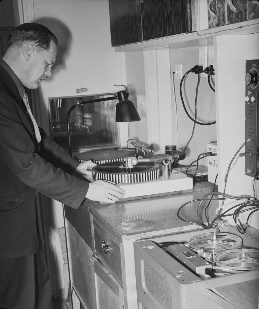 Kuvassa Jouko Hautala levytyslaitteen äärellä. Kuvaaja: Pekka Kyytinen, 1953. Museoviraston kuvakokoelmat.