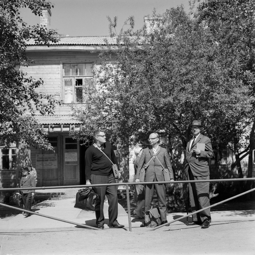 Kuvassa (vasemmalta oikealle) Lauri Honko, Pertti Virtaranta ja Väinö Kaukonen hotellin edessä nauhoitusmatkalle lähdössä. Kuvaaja Helmi Virtaranta 1966. Kuva: Museovirasto.