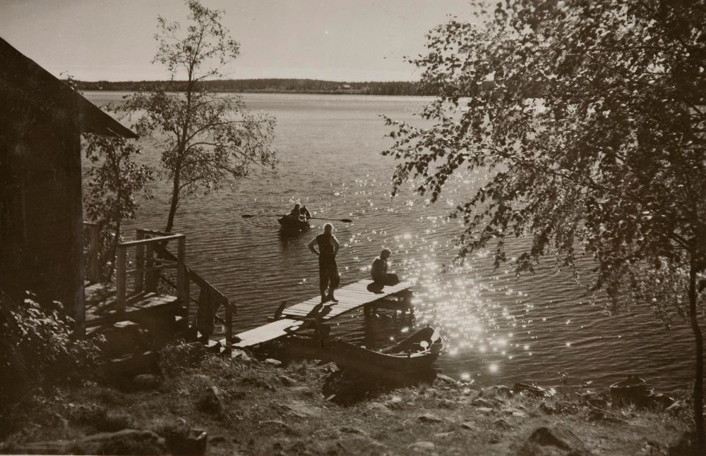 Kuvassa ihmisiä Turjanlinnan saunarannassa. Ilmari Kiannon arkiston kuvakokoelma. SKS KIA.
