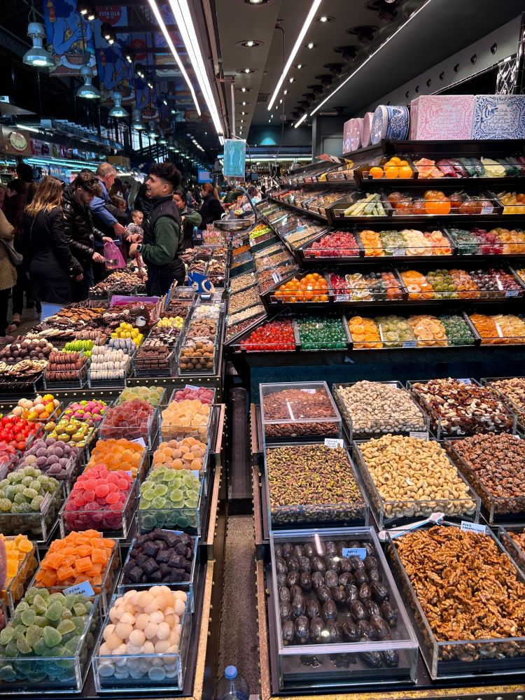 Étales de fruits secs, pâtes de fruit, bonbons, fruits confits et macarons de toutes les couleurs au Marché La Boquiera de Barcelone (avril 2024)