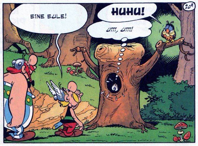 Asterix und Obelix stehen im Wald vor einem vermeintlich ganz normalen Baumstumpf – doch dieser hat zwei erhobene „Äste“ wie Arme und ein dunkles Loch in der Mitte, aus dem große Augen schauen. Asterix zeigt nach oben und ruft: „Eine Eule!“ – auf einem der „Äste“ sitzt tatsächlich wieder die kleine Eule mit schiefem Blick. In Gedanken denkt der verkleidete Römer im Baum panisch: „Uiii!“ – offenbar will er nicht auffliegen.