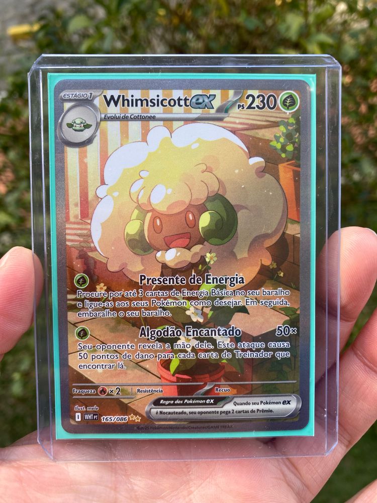foto de uma carta de pokemon tcg, dentro de um sleeve de fundo verde e protegida por um toploader. a carta é um whimsicott ex de arte secreta, mostrando o próprio sentado numa escadaria com vasos de plantas em volta e pegando um solzinho.