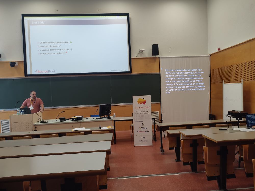Arnaud Lahaxe au tech F'Est 2025 qui nous présente sa conférence "Migration technique : un parcours du combattant".