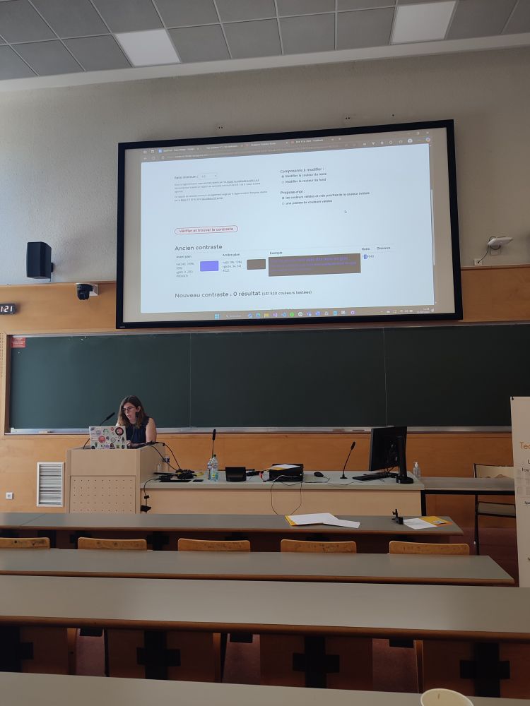 Emmanuelle Aboaf qui présente sa conférence "Comment débuter dans l'accessibilité numérique ?" lors du tech f'est 2025 
