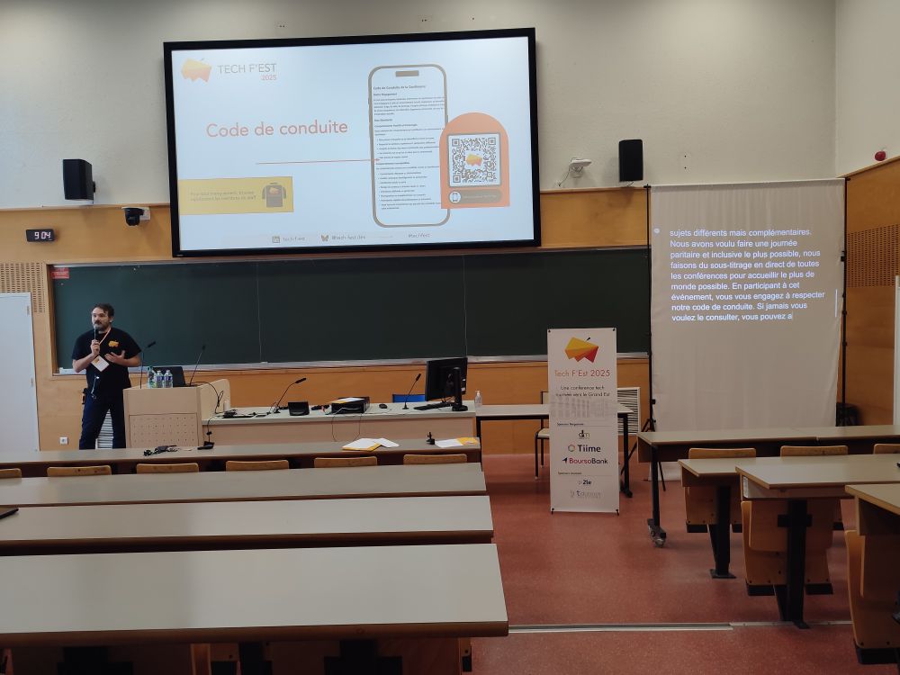 Mathieu Desnouveaux de l'association tech F'Est présente la journée de conférence 2025. On peut également voir le sous titrage à côté 