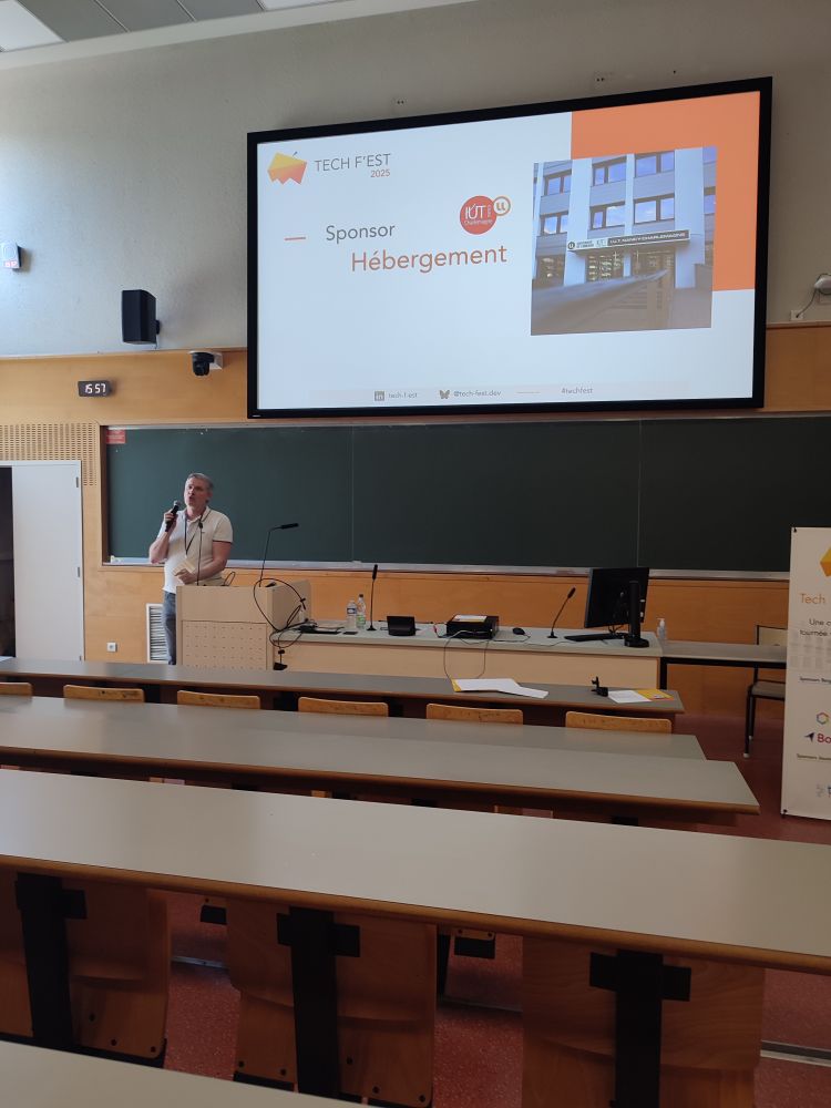 Philippe Dosch, qui fait partie du corps enseignant de l'IUT a fait une petite intervention, car ils recherchent des formateurs. 