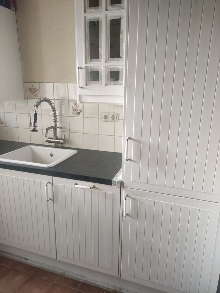 Oud IKEA keukentje, crème met witte grondverf erop. 