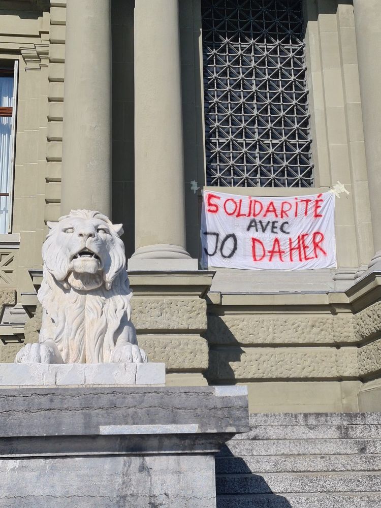 Solitarity with Jo Daher banner at the tribunal