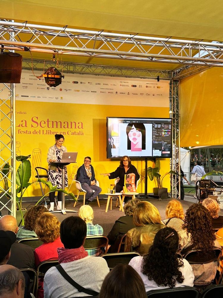 Maria, Jordi i Elisenda Roca presentant el llibre en un escenari de la Setmana.