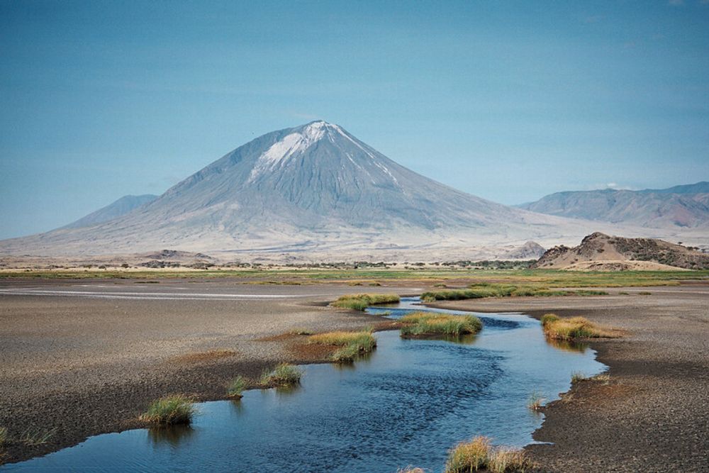 El volcÃ¡n mÃ¡s extraÃ±o que conocemos estÃ¡ en Tanzania: lleva en erupciÃ³n desde 2017 y su lava es negra