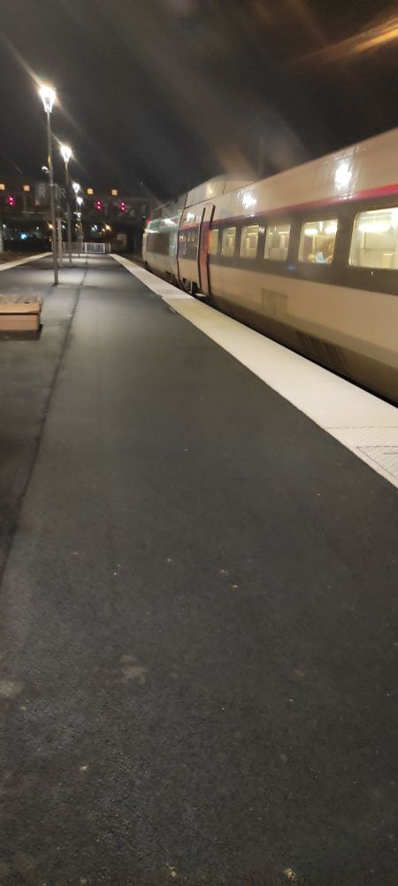 Quai de gare et TGV de nuit