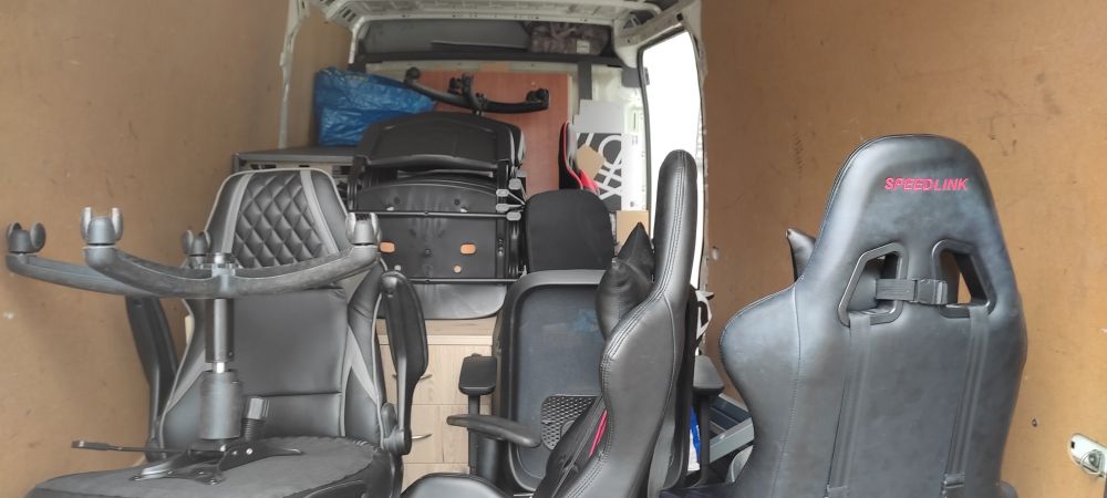 Camion de déménagement plein