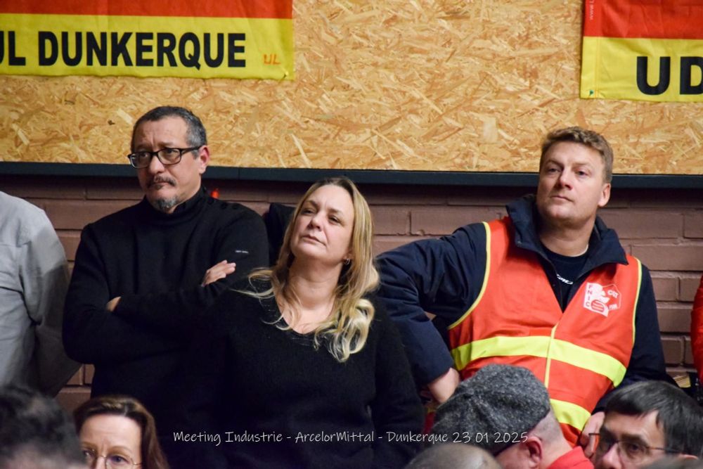 Photos de la salle de l'avenir de Dunkerque pleine à craquée pour la défense de l'industrie et de la production d'acier. 