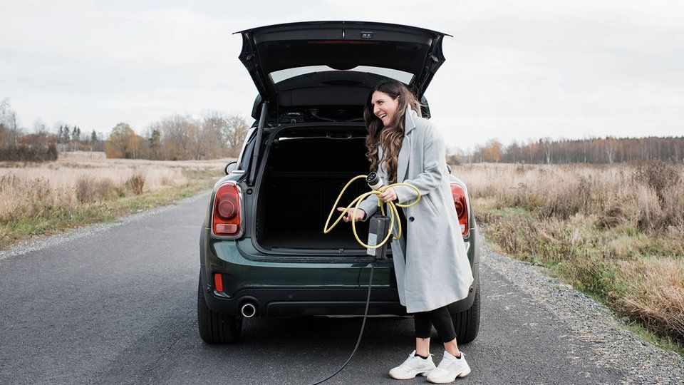 Elektroautos müssen sich immer mal wieder den Vorwurf gefallen lassen, gar nicht so klima- und umweltfreundlich zu sein. Forschende haben jetzt die Emissionen für den gesamten Lebenszyklus durchgerechnet.