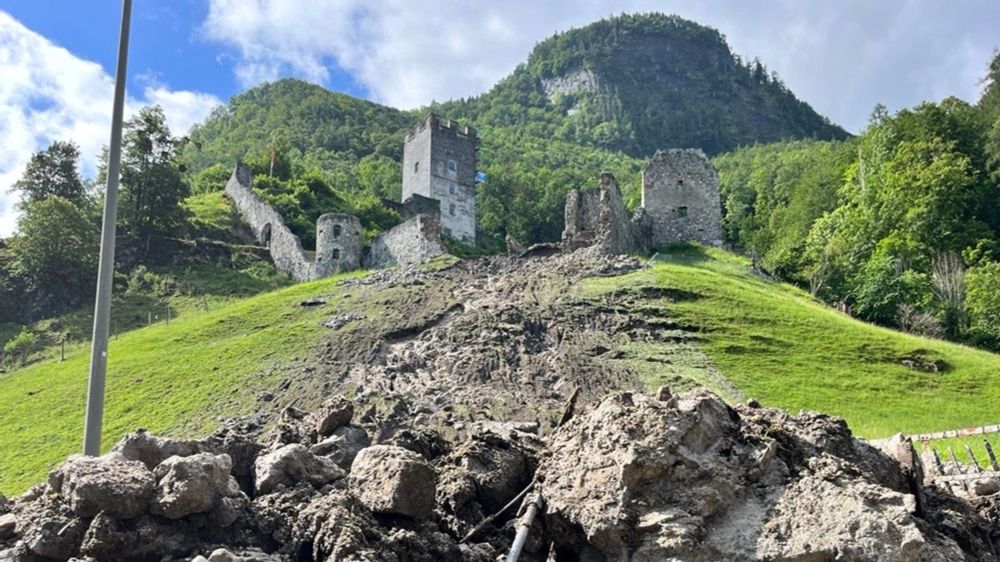 Unwetter: Teil der Burgruine Falkenstein stürzt ins Tal