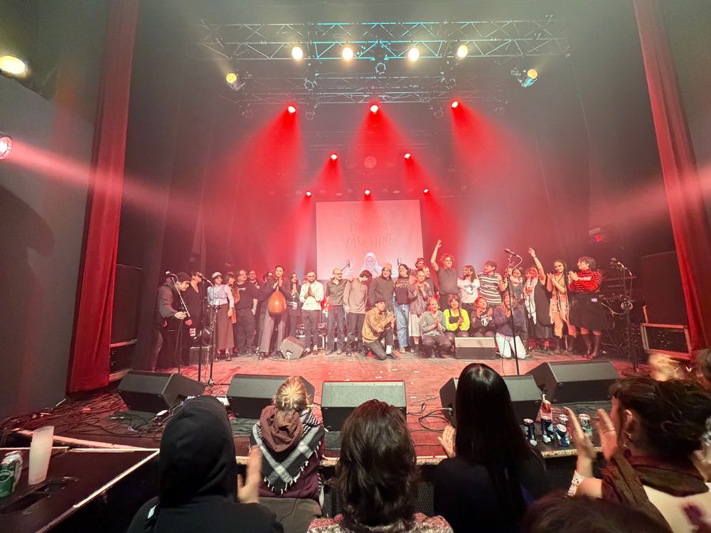 Une scène avec des artistes en train de célébrer.