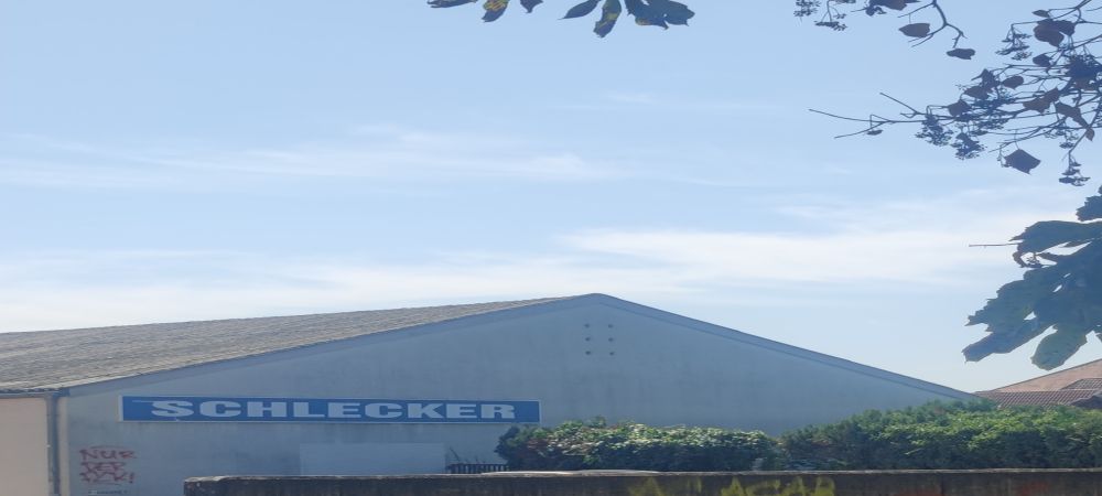 Ein Haus mit einem "SCHLECKER" Schild