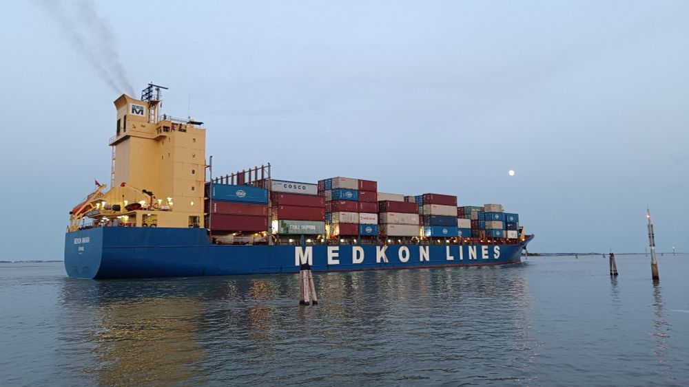 Großes Containerschiff bei Venedig