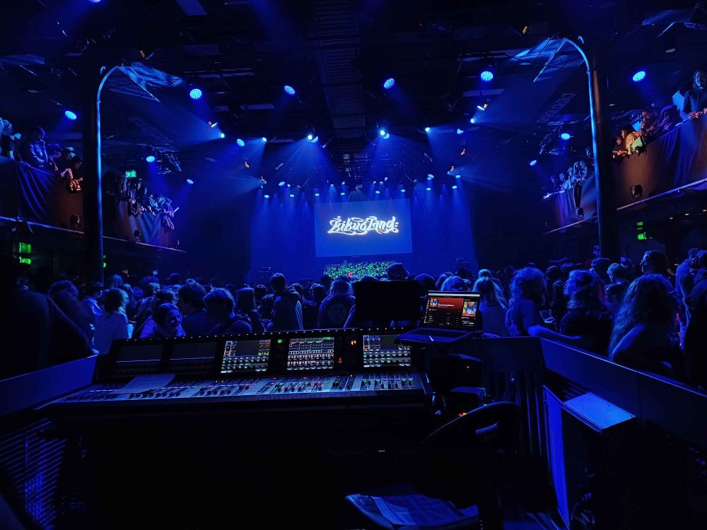 A view of the Melkweg MAX venue during Kikuoland. It's decently crowded