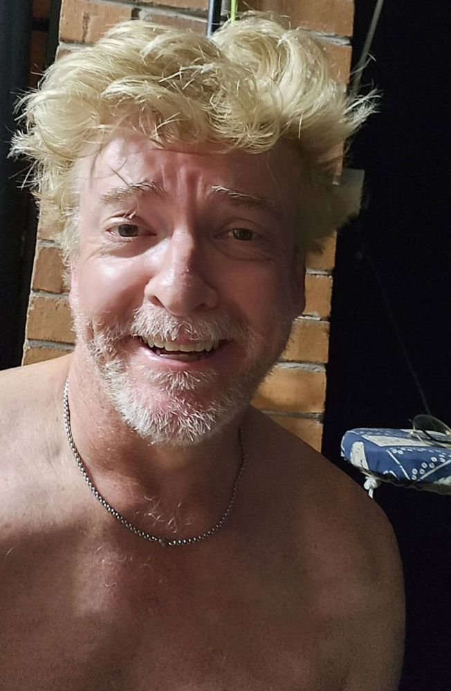 rhys darby sans shirt