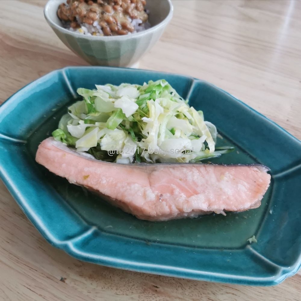 納豆を載せた十六穀米
鮭とキャベツの柚子胡椒煮