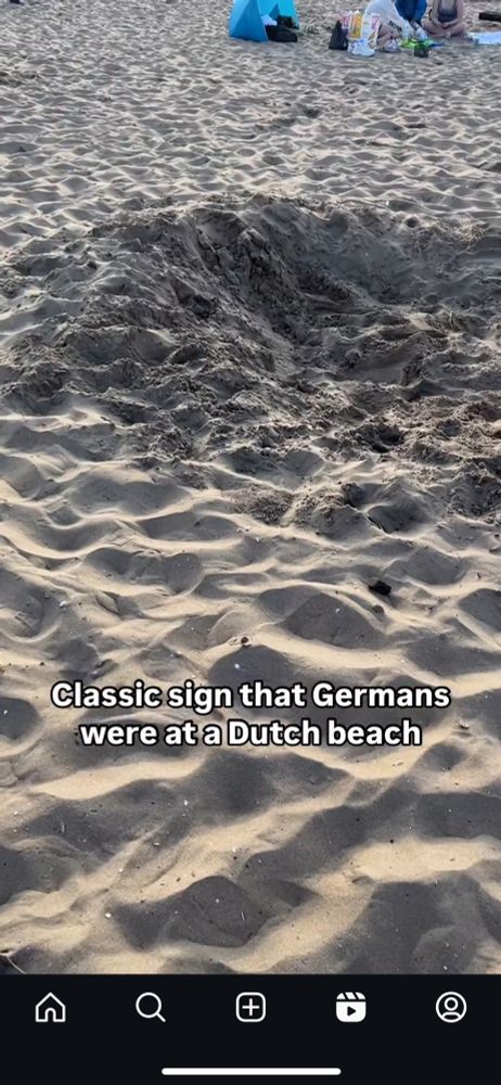 Deutsche haben ein Loch am niederländischen Strand gegraben