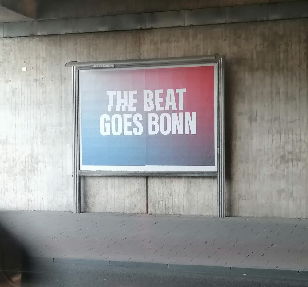 Ein Werbeplakat auf nur "The Beat Goes Bonn" steht 
