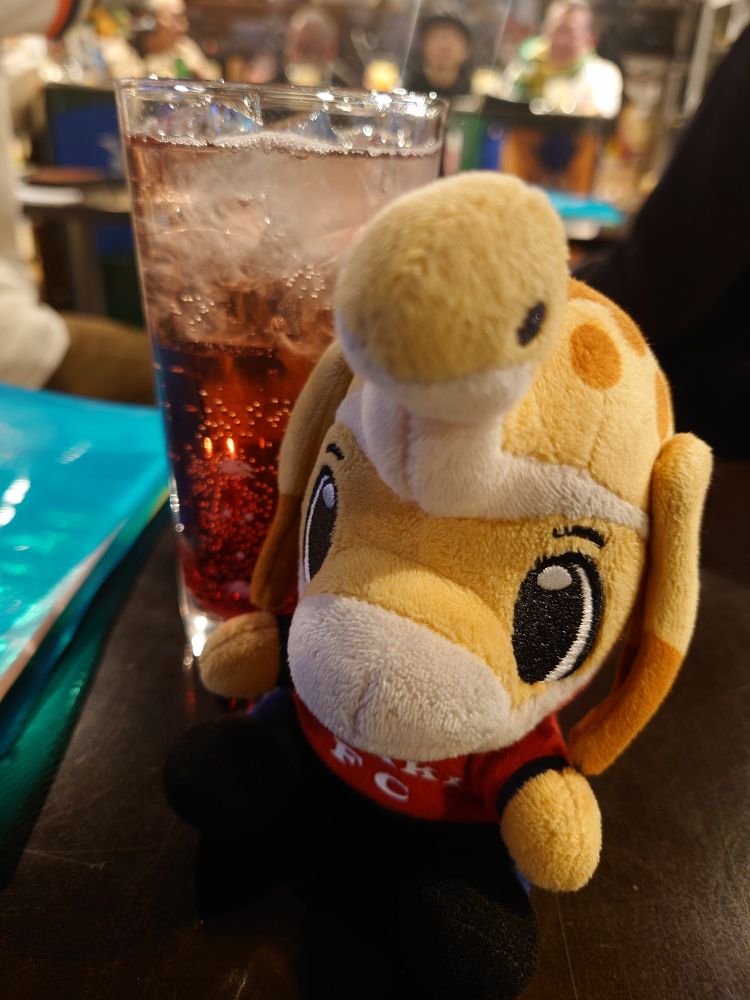 カシスソーダとハーマー＆ドリー(いわきFCマスコット)