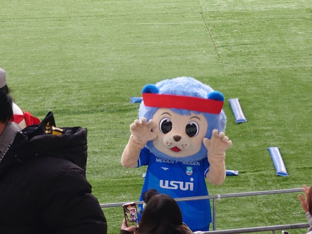 アスルクラロ沼津のマスコット・アスルくん。もふもふ。