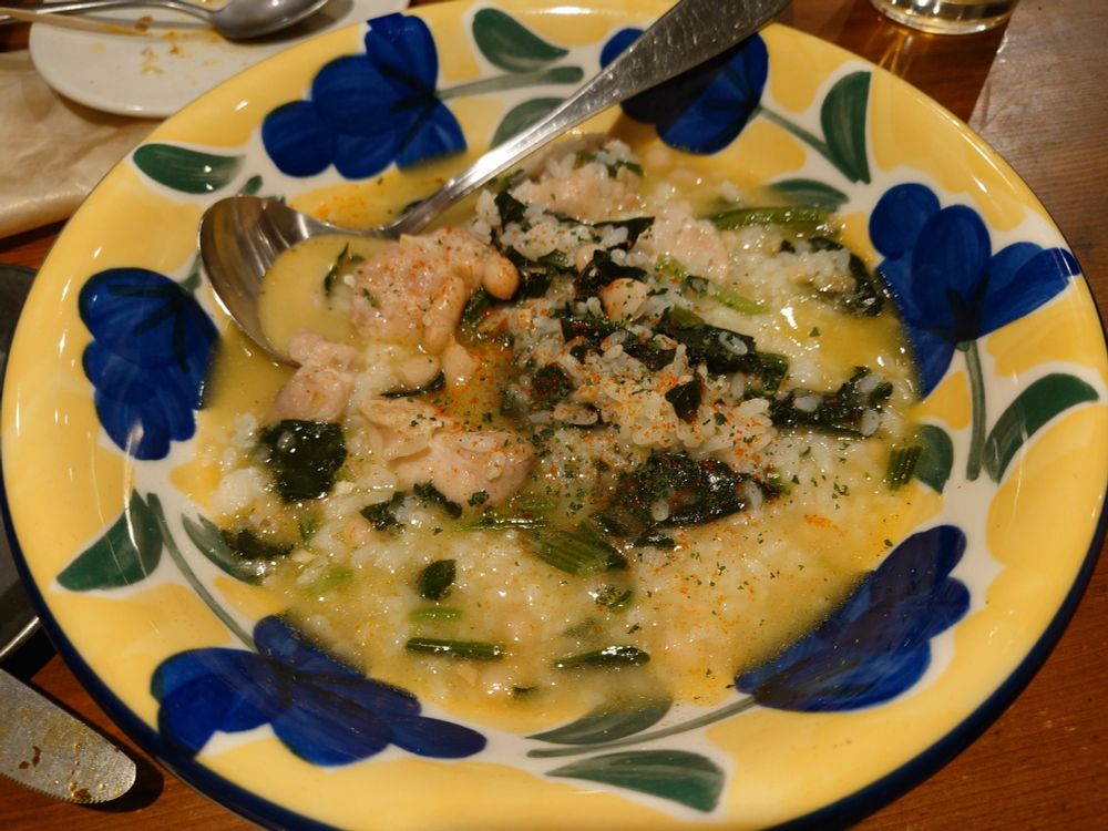 チキンと白インゲンのオジャ。スペイン風のおじや。スープはレモンが効いててさっぱり。〆に最高。