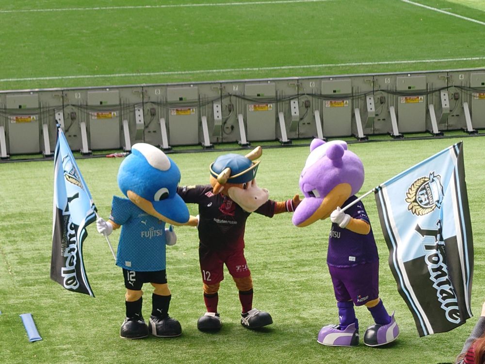 川崎フロンターレのマスコット・ふろん太(左)、ワルンタ(右)と、ヴィッセル神戸のマスコット・モーヴィ(真ん中)。2024年の富士フイルムスーパーカップの対戦カード。