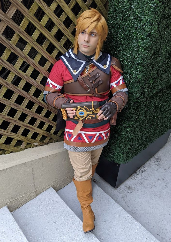 Old man attempts to portray beloved manlet of Zelda game fame