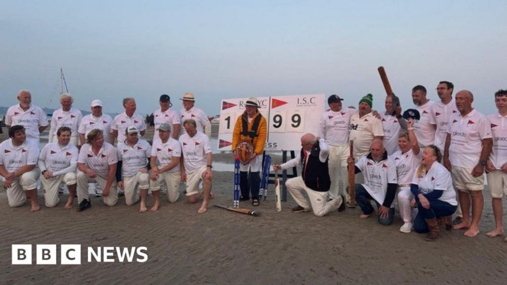 Bramble Bank: Players bat on wet wicket for 40th sandbar match